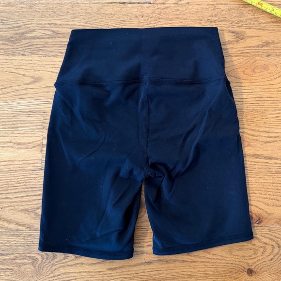 Alo Yoga 7" High-Waist Biker Short in Black AirBrush (Size XS) - Picture 7 of 8